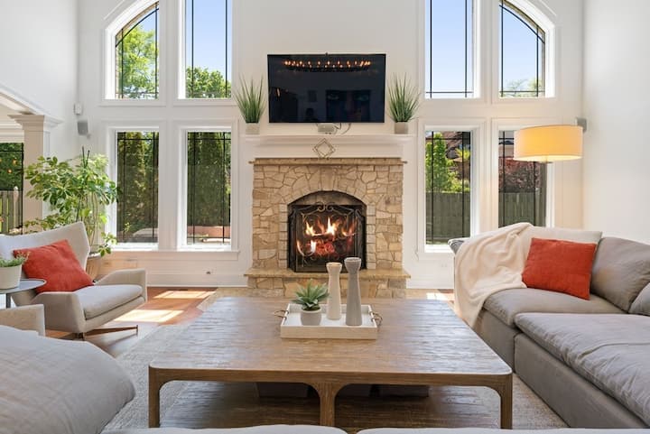 Stay In A Sprawling Luxury House With Jacuzzi - Downers Grove, IL