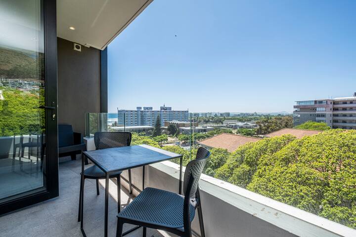 Luxuriously stylish and central gallery image 3