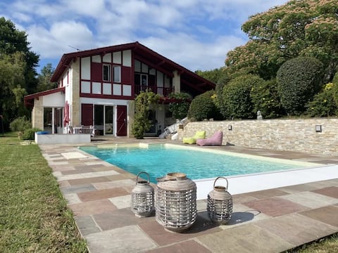 Family villa accommodating 10 people, swimming pool