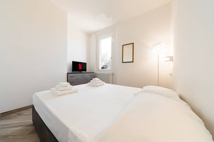 Втора спална соба, пространа и светла, опремена со двоен кревет, клима уред, телевизор и плакар.