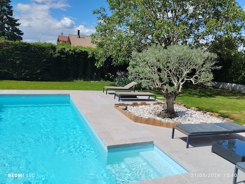 Quiet and relaxing Crémieu, a stone's throw from the center.