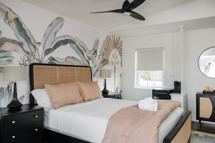 The Vilano Room - Queen - Walk To Vilano Beach - St. Augustine, FL