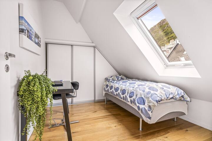 Rummet är utrustat med en dubbelsäng