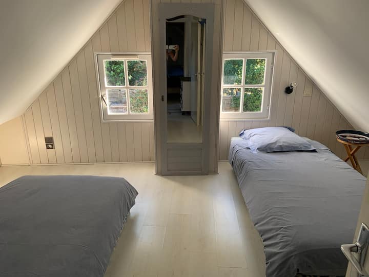 Соба идеална за деца, но можност за доближување на двата кревета за двојка. Топери и постелнина широки 180 см.