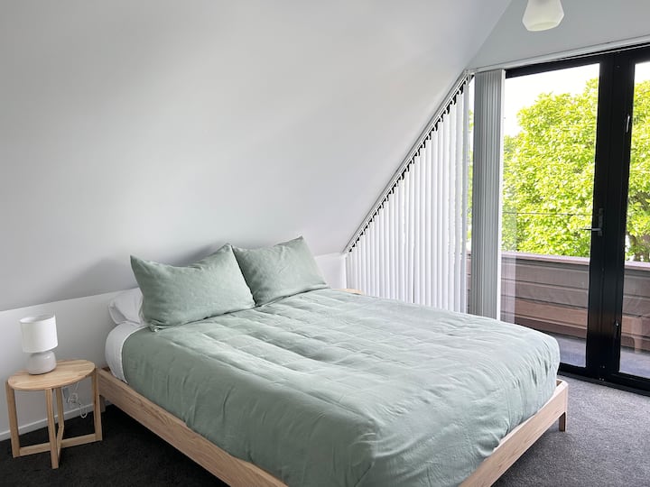 Спалня 2 разполага с двойно легло и гардероб. От прозорците има изглед към планината Таухара.