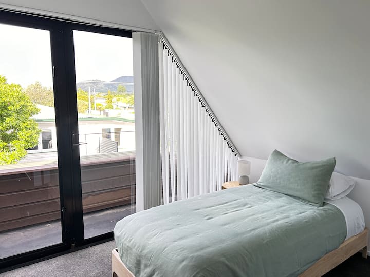 Спалня 3 разполага с единично легло и гардероб. От прозорците се разкрива гледка към планината Таухара 