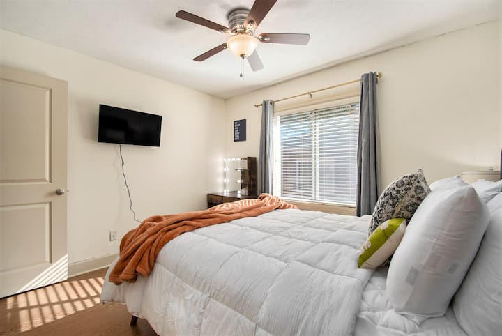 Добре дојдовте во „Портокаловата соба“ во која има удобен кревет, затемнети завеси, телевизор и суета. 