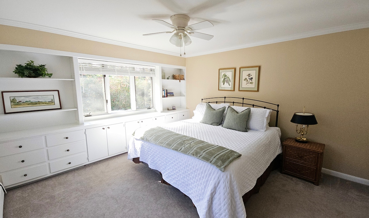 ห้องนอนคิงไซส์มีความเป็นส่วนตัวมากมายมีวิวป่าตู้เสื้อผ้าขนาดใหญ่และลิ้นชักในตัว ห้องพักอยู่สุดทางเดินในห้องนอนและอยู่ติดกับห้องน้ำเต็มรูปแบบ