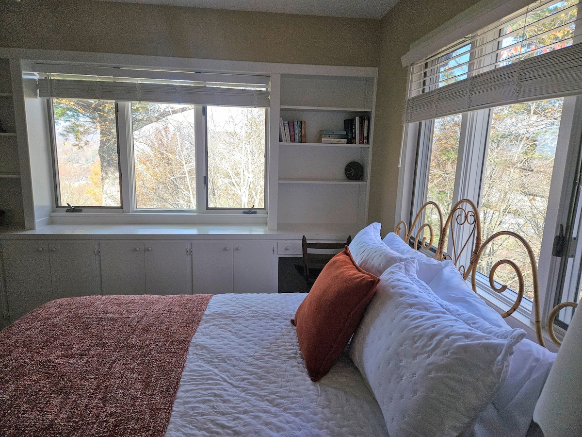 ห้องนอนที่อยู่สุดทางเดินตั้งอยู่ท่ามกลางต้นไม้เพื่อความเป็นส่วนตัวและการพักผ่อนสูงสุด มีโต๊ะทำงาน/พื้นที่ทำงานในตัวและตู้เสื้อผ้าขนาดใหญ่