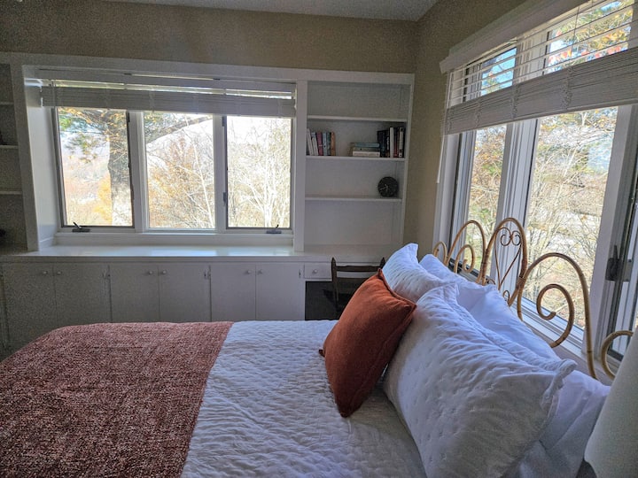 Spavaća soba na kraju hodnika smještena je među drvećem za maksimalnu privatnost i opuštanje. Ima ugrađeni radni stol/prostor za rad i veliki ormar.