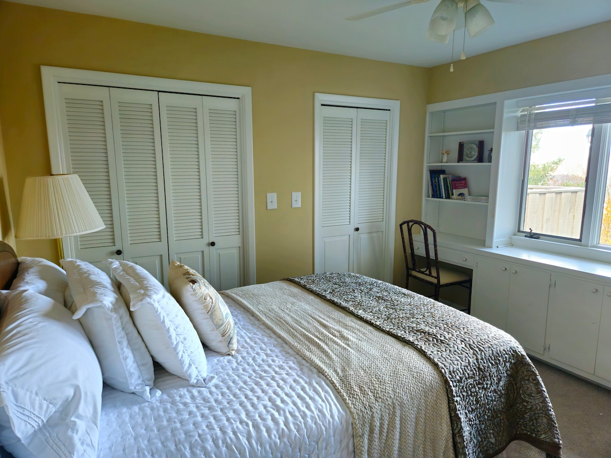 ห้องนอนมีเตียงขนาดใหญ่วิวภูเขาที่สวยงามโต๊ะทำงานในตัวและพื้นที่ตู้เสื้อผ้าขนาดใหญ่