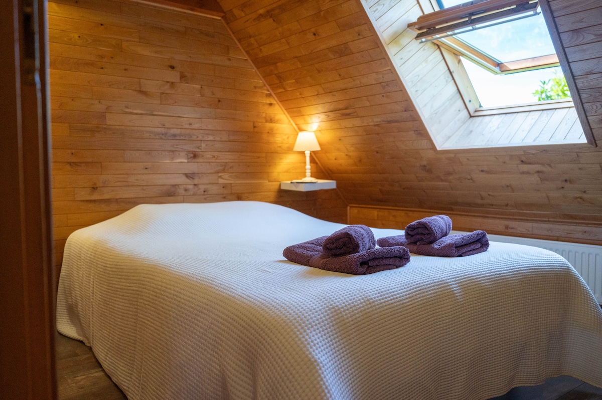 Dhoma e gjumit e katërt në katin e sipërm