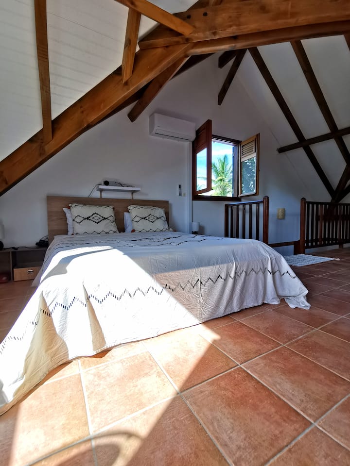 אזור שינה המצויד במיטה גדולה כל אחד מהמזרנים יכול לעמוד (הודות לשלט רחוק אישי) על הראש ו/או הרגליים לנוחות רבה יותר. 