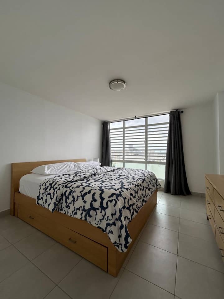 Opustite se i uživajte u mirnoj noći na udobnom bračnom krevetu. 
The central A/C will be a welcome retreat after a sunny day out!