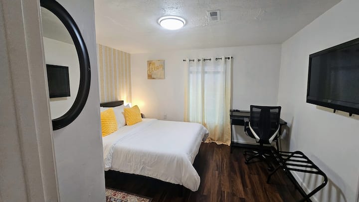 ยินดีต้อนรับสู่ห้องพระอาทิตย์พร้อมเตียงควีนไซส์กระจกตู้เสื้อผ้าโต๊ะทำงานและทีวี