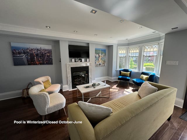 Leaside Rental w/ Backyard& Pool