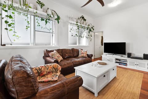 Popular Airbnb listing: Central Cairns • Pet Friendly • Walk to Esplanade in Cairns North