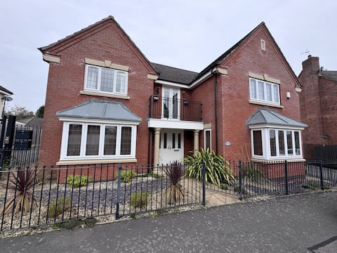 Spacious 4BD House with Character in Coventry