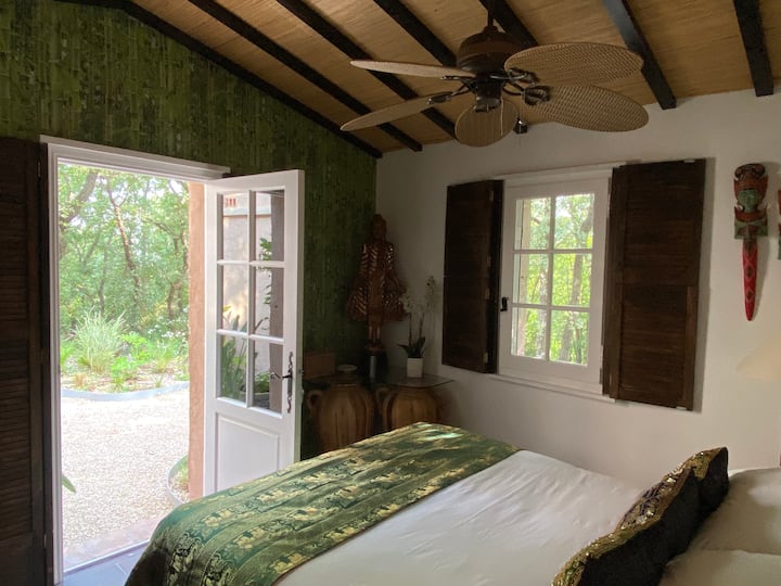 Dhomë gjumi në Tajlandë dhe pamje nga Kopshti i Azisë