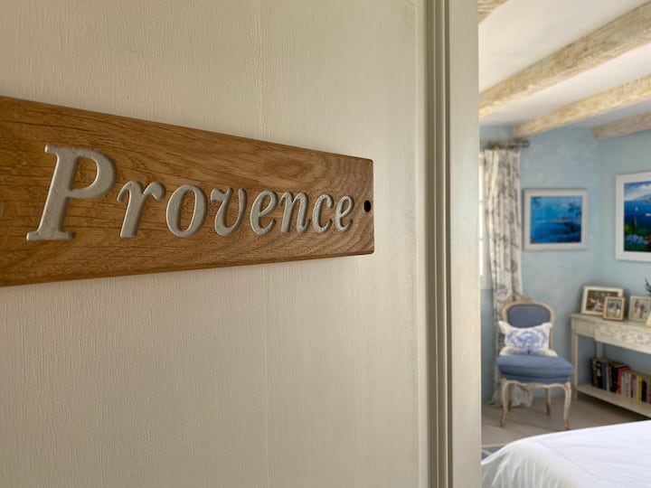 Dera e dhomës së gjumit të Provence