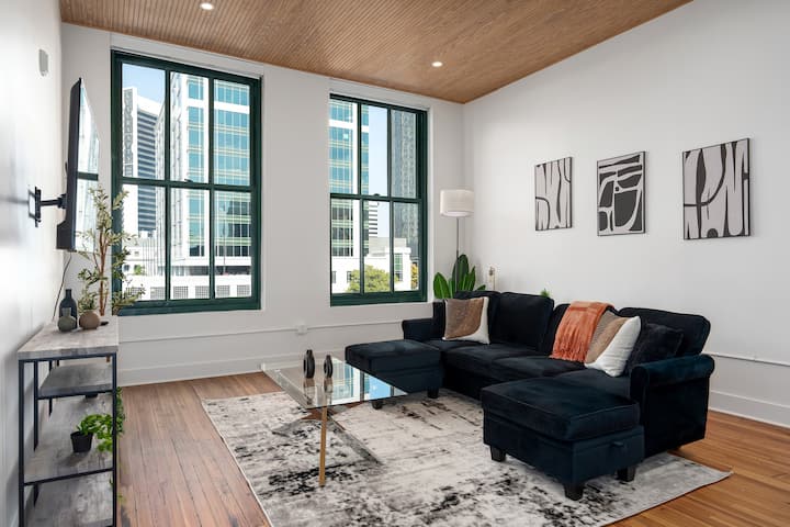 Modern Loft with Gorgeous Views l Gym + Rooftop! - Apartments for Rent ...