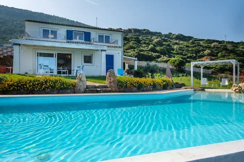 Seaside villa with pool and  tub
