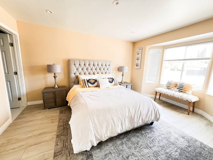 חדר שינה נעים עם מיטה נוחה, תאורה רכה ועיצוב בטוב טעם. הנכס מיועד למנוחה, המשלב נוחות עם אווירה מסבירת פנים.