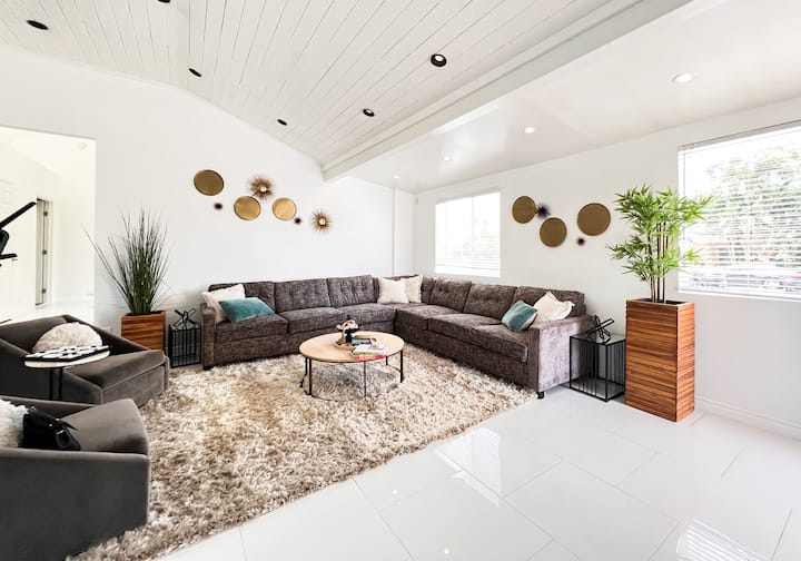 אזור מגורים נעים המיועד למנוחה ואיסוף. היא כוללת מקומות ישיבה מזמינים, תאורה רכה ומבטאים מסוגננים, ומציעה אווירה חמימה ומזמינה, מושלמת להירגע או לארח אורחים.