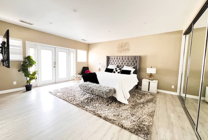 חדר שינה מסוגנן עם מיטת קווין סייז, עיצוב אלגנטי ותאורה רכה. הפנים היפה יוצר אווירה שלווה ומזמינה מושלמת ללילות נינוחים ורוגע.