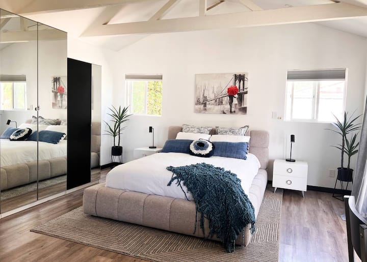 מקום מפלט מקסים, חדר השינה הזה כולל מיטה זוגית עם עיצוב אלגנטי שמביא חמימות וסגנון. העיצוב בטוב טעם והצבעים המרגיעים הופכים אותו לחלל נעים להירגע בו.