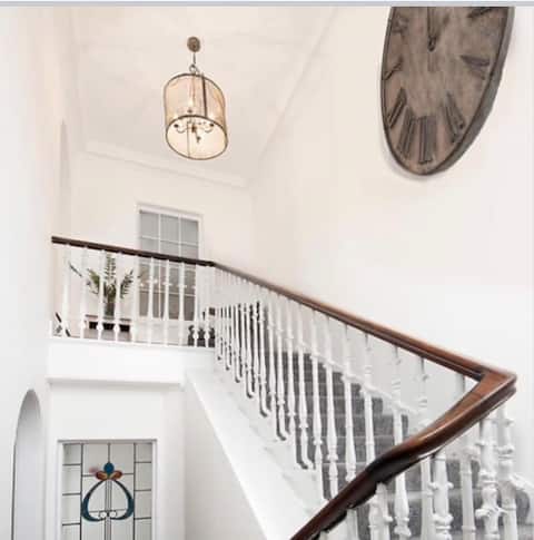 Stylish Town Apt (wedding guest early check in)