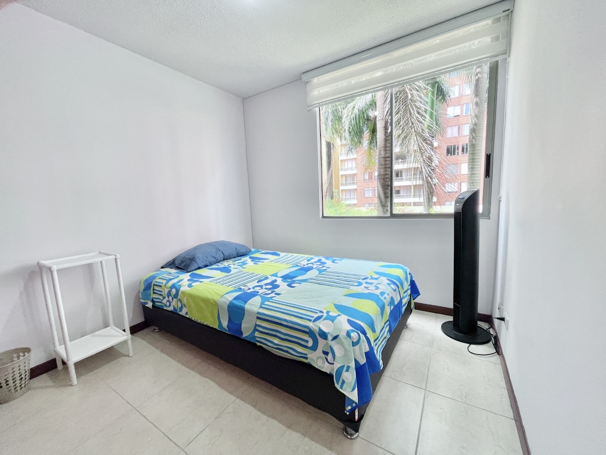 房间1.配有单人床、风扇、衣柜、凉爽明亮