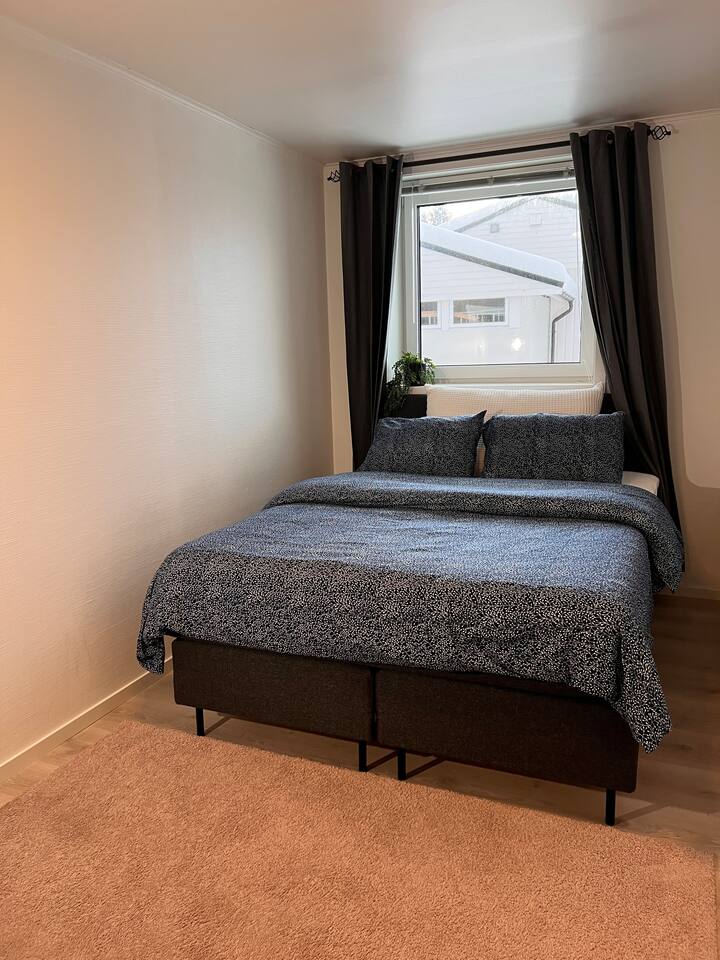 Ლუქს-კლასის ორადგილიანი საწოლი (სიგანე 150 სმ).