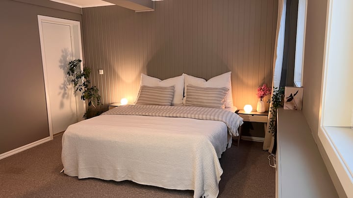 Ლუქს-კლასის დიდი ზომის საწოლი (180 სმ) უზრუნველყოფს კარგ ძილს.