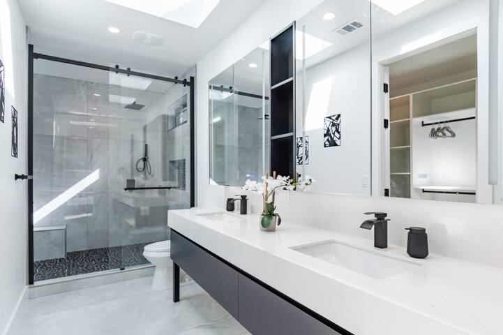 Downtown Modern Retreat:Steps from Everything+Pool gallery image 5