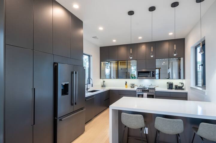 Downtown Modern Retreat:Steps from Everything+Pool gallery image 4