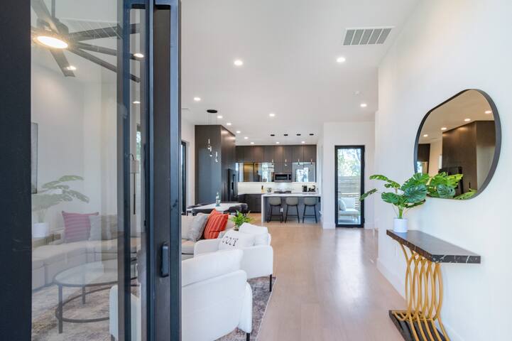 Downtown Modern Retreat:Steps from Everything+Pool gallery image 2