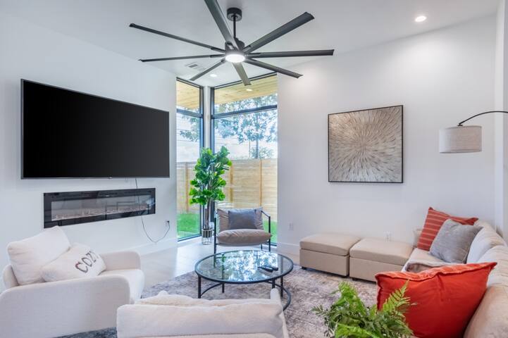 Downtown Modern Retreat:Steps from Everything+Pool gallery image 3