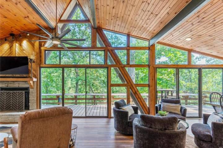 Updated 4b/3b+loft Chalet, on lake w/hottub