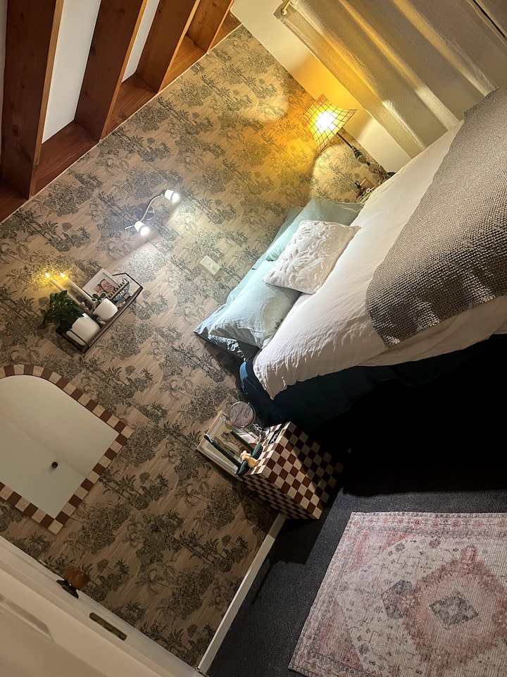 Este es el dormitorio principal de abajo, junto al baño. Armario doble y cajones. 