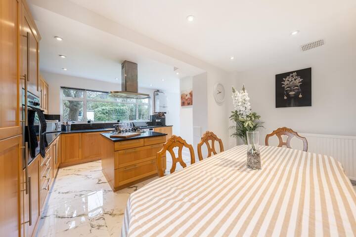 Wembley Stadium 5 Bed House gallery image 2