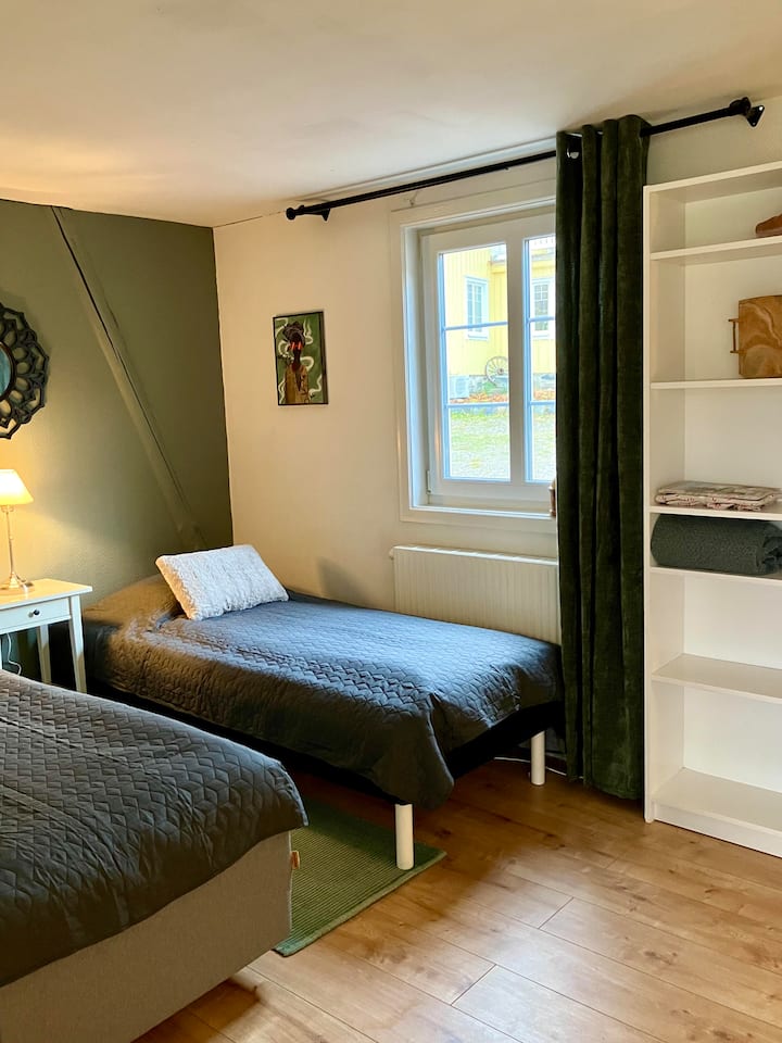 Krevatet mund të vendosen së bashku në një krevat dopio. 