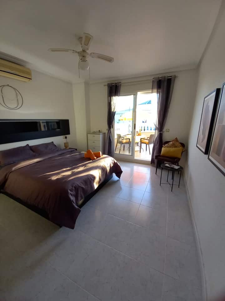 ห้องนอนพร้อมระเบียง