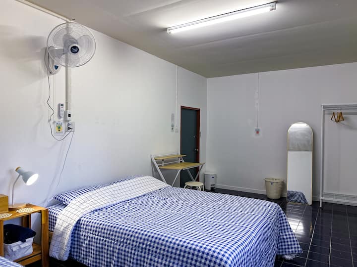 Schlafzimmer 1