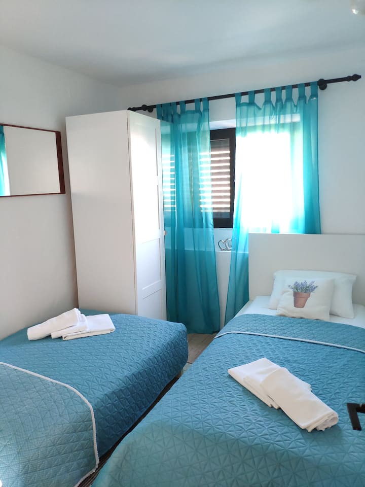 חדר מס '3 מצויד בשתי מיטות יחיד. 