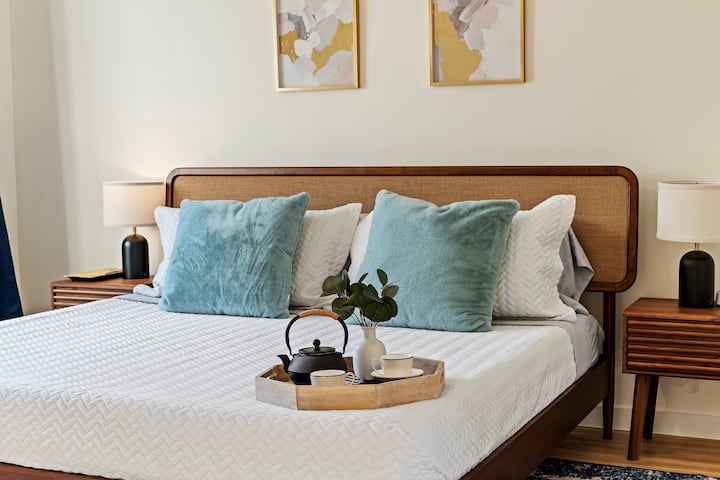 Veľká hlavná spálňa s manželskou posteľou, televízorom Roku, sedacou stoličkou, veľkým zrkadlom a stropným ventilátorom.  Zahŕňa nočné stolíky s lampami a strojom na výrobu bieleho hluku.