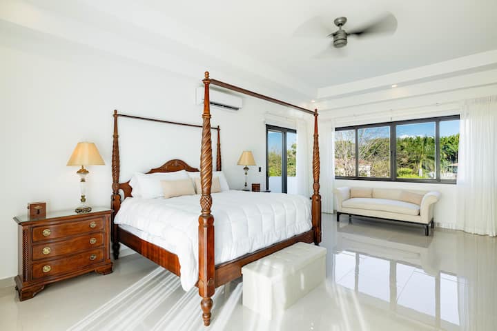 Relájate en nuestra espaciosa suite principal. La lujosa cama tamaño king con sábanas de primera calidad garantiza un sueño reparador. Baño privado para mayor comodidad. Despiértate con impresionantes vistas desde dos terrazas. Las cortinas opacas y el amplio almacenamiento completan este refugio sereno.