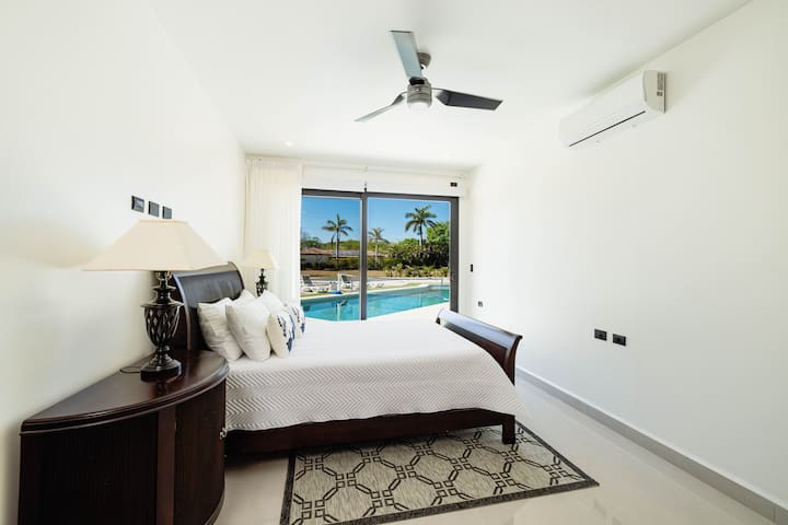 Habitación con cama tamaño queen junto a la piscina