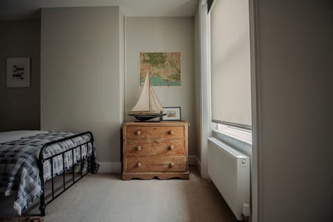 Popular Airbnb listing: 1GB Wifi | SuperKing bed | Sport TV | Washer/Dryer in Portland
