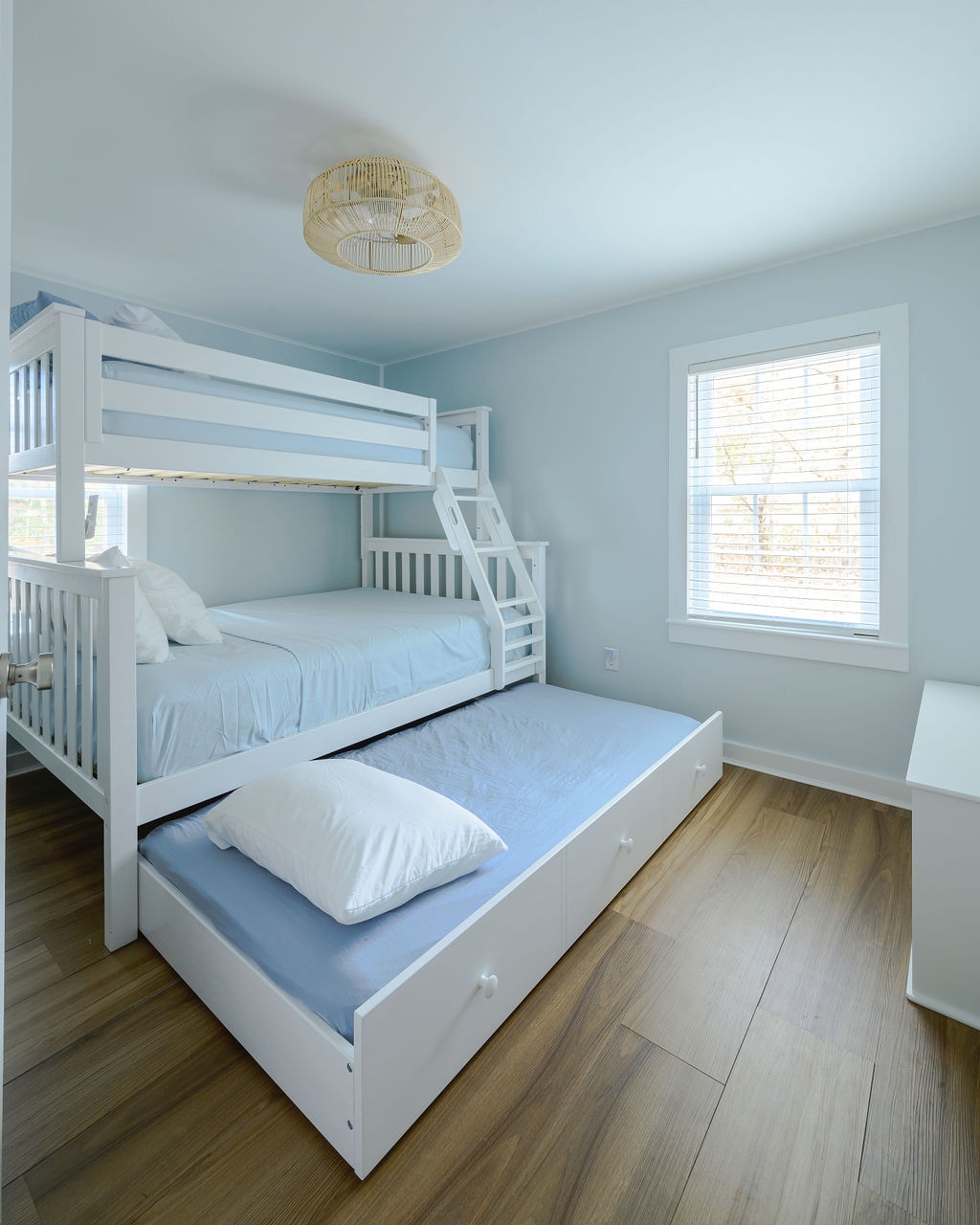 Създадено за смях, преспивания и истории за братя и сестри. 